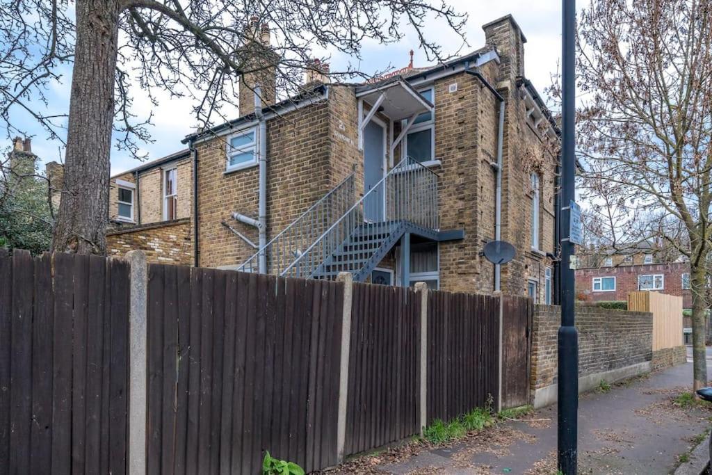 New 3Bed Stylish Apartment With Amazing Transport ロンドン エクステリア 写真