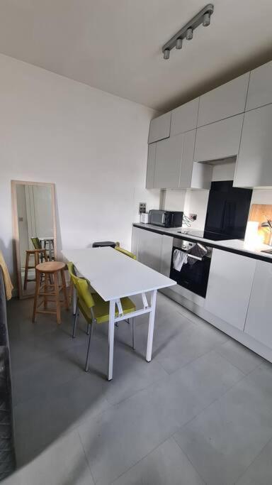New 3Bed Stylish Apartment With Amazing Transport ロンドン エクステリア 写真